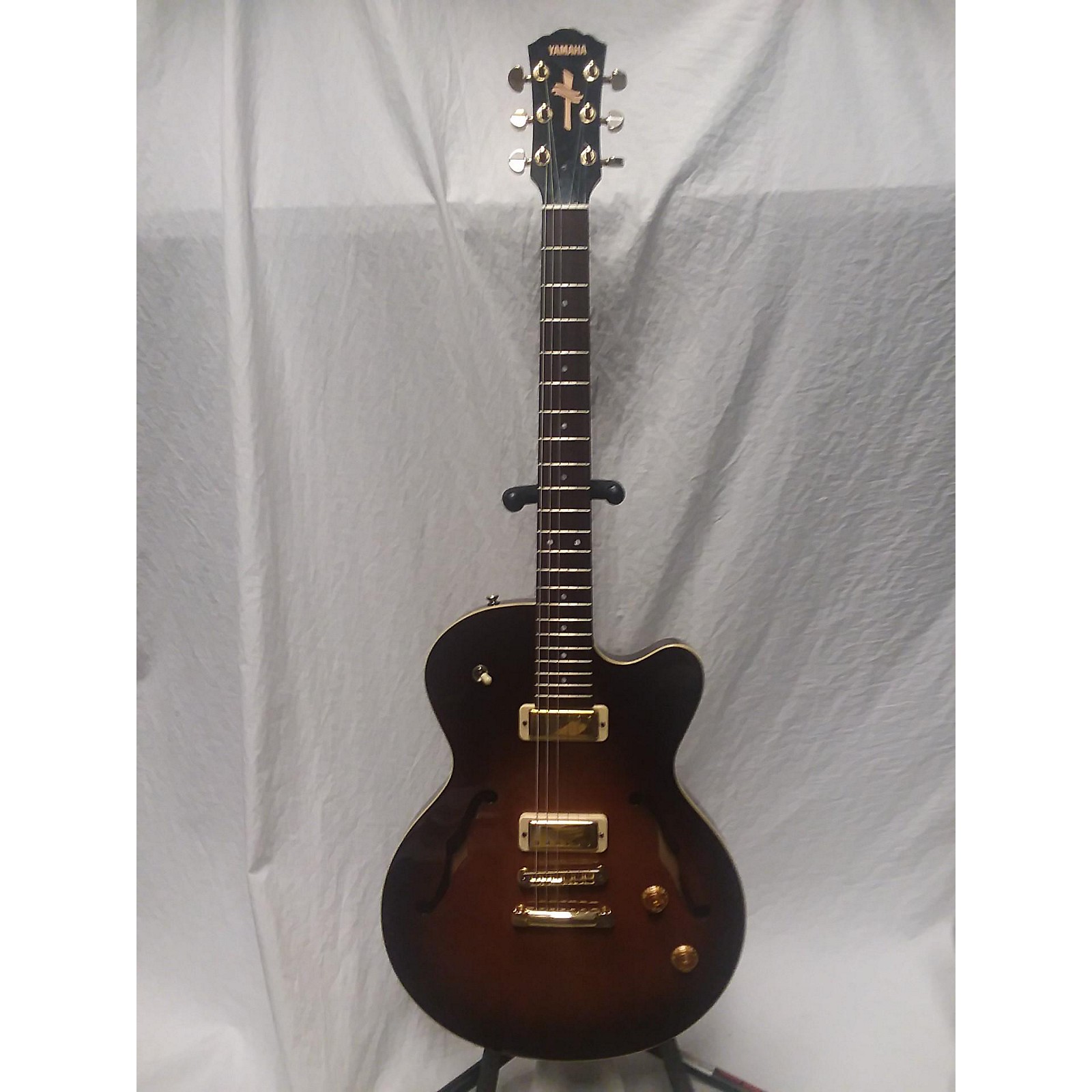 Used Yamaha AEX520 Hollow Body Electric Guitar | Guitar Center