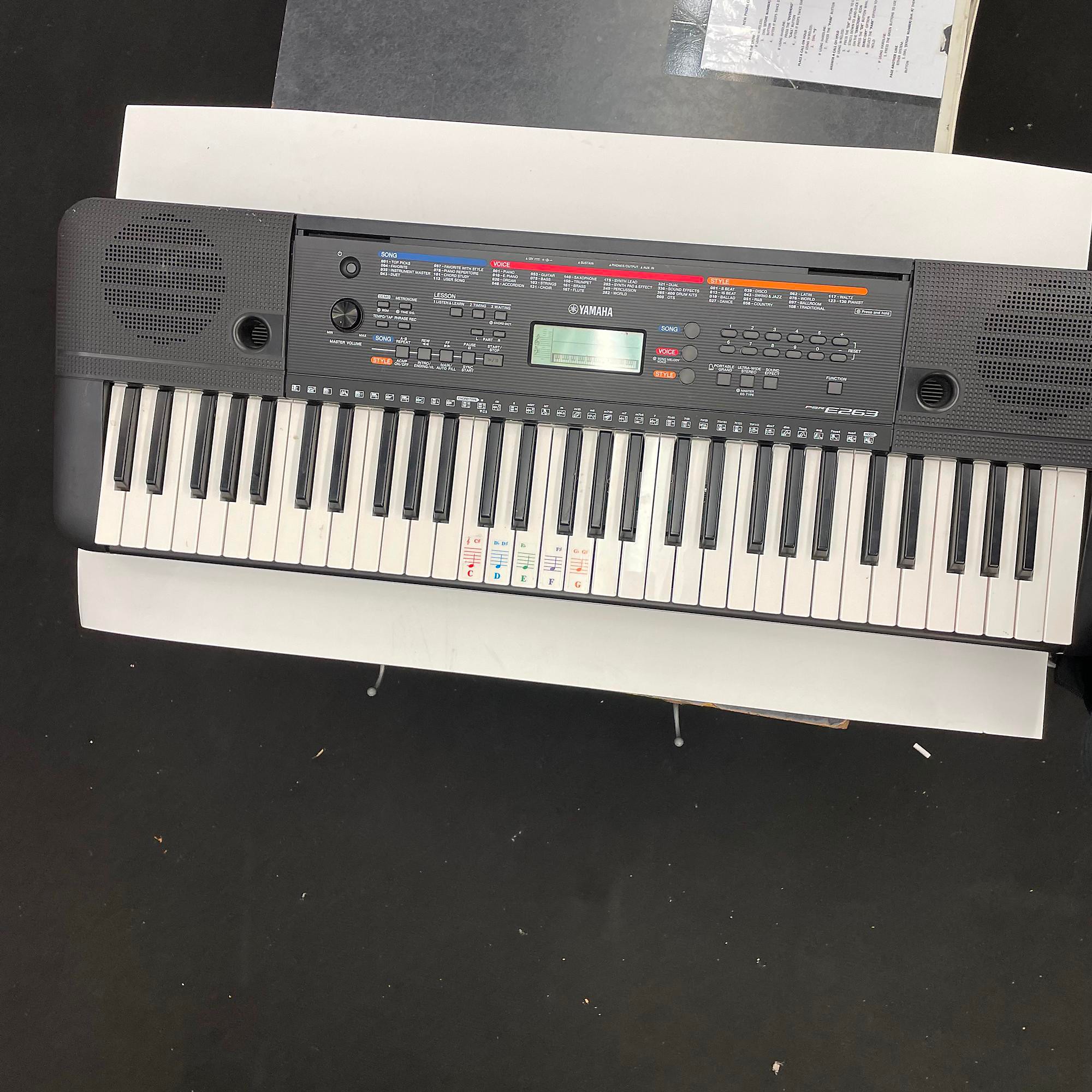 Used Yamaha PSRE263 61 Key Portable Keyboard | Guitar Center