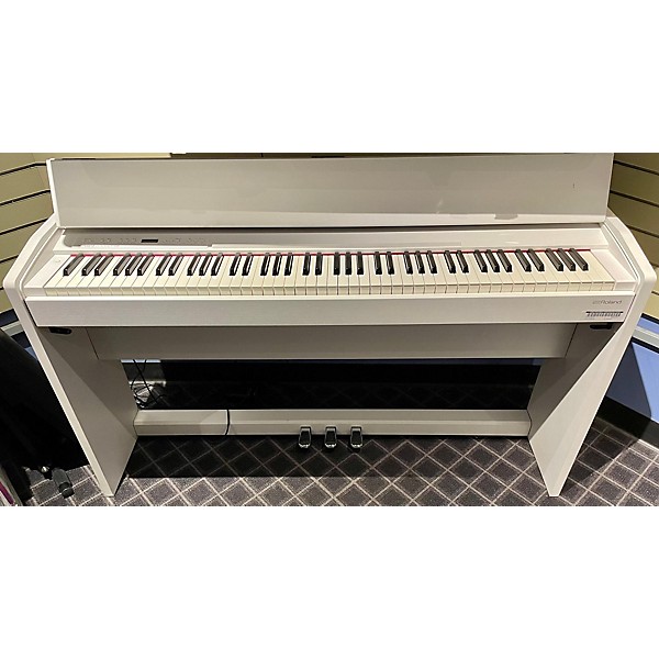 Used Roland F-140R Digital Piano