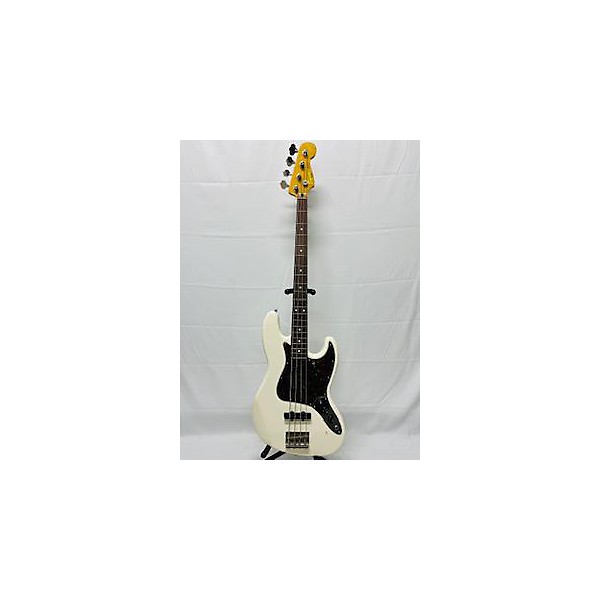 Squier Affinity Jazz Bass Limited-Edition Pack with Fender Rumble 15W Combo Amp Olympic White