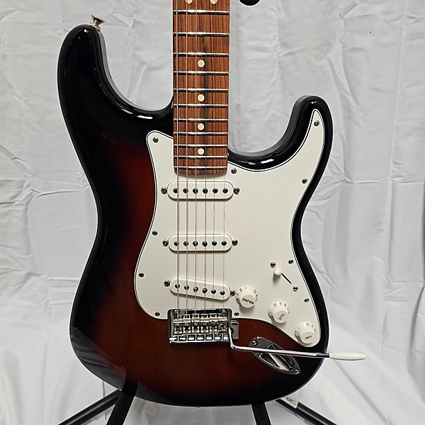 Used Fender Used Fender Player Stratocaster 2 Color Sunburst Solid Body Electric Guitar