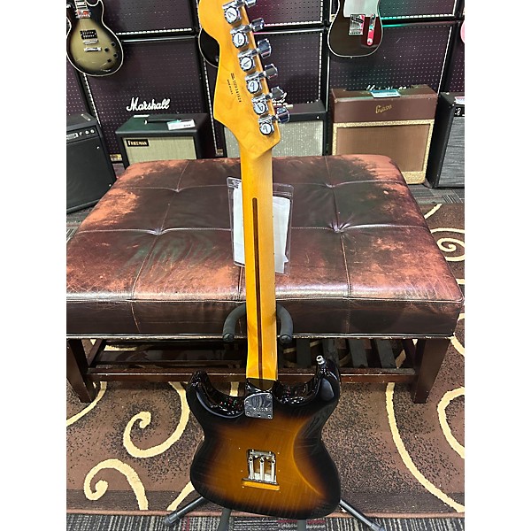 Used Fender Used Fender American Deluxe Stratocaster V Neck 2 Tone Sunburst Solid Body Electric Guitar