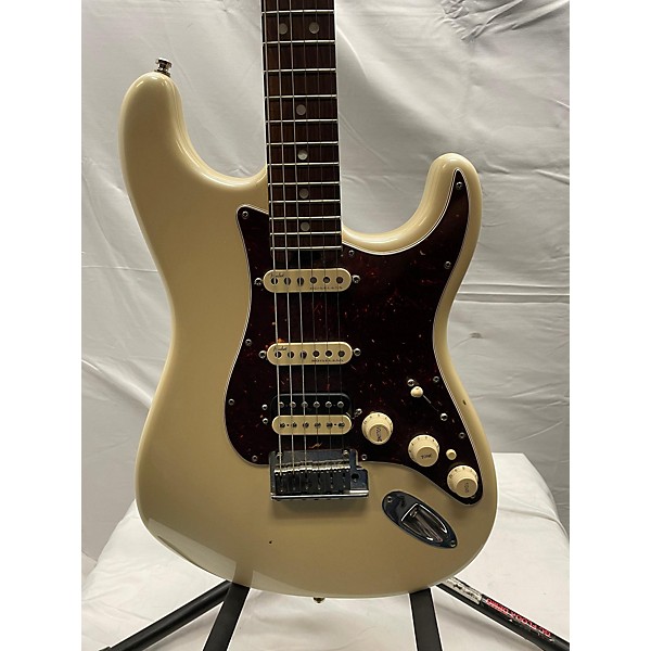 Used Fender Used Fender American Elite Stratocaster HSS Shawbucker Antique White Solid Body Electric Guitar