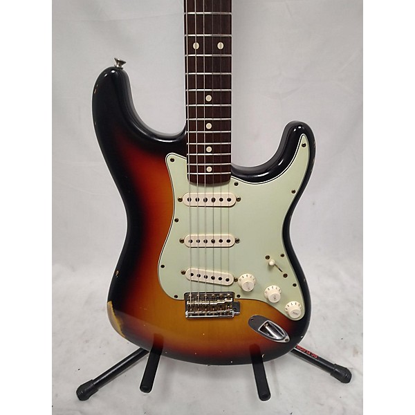 Used Fender Used Fender Custom Shop 1960s Stratocaster Relic 3 Color Sunburst Solid Body Electric Guitar