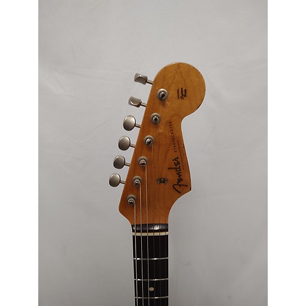 Used Fender Used Fender Custom Shop 1960s Stratocaster Relic 3 Color Sunburst Solid Body Electric Guitar