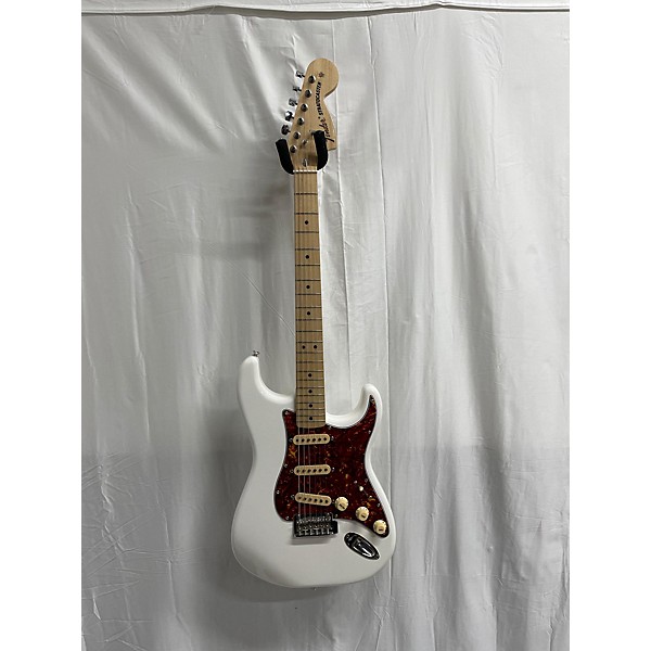 Used Fender Used Fender Classic Series '70s Stratocaster Polar White Solid Body Electric Guitar