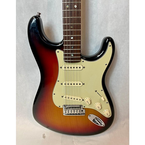 Used Fender Used Fender American Deluxe Stratocaster 3 Tone Sunburst Solid Body Electric Guitar