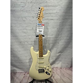 Used Fender Used Fender American Professional Stratocaster SSS Alpine White Solid Body Electric Guitar