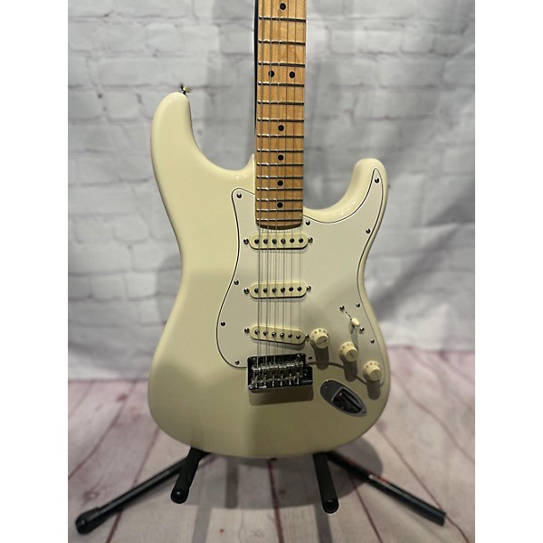 Used Fender Used Fender American Professional Stratocaster SSS Alpine White Solid Body Electric Guitar