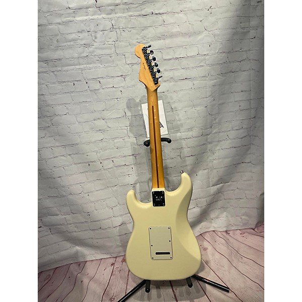 Used Fender Used Fender American Professional Stratocaster SSS Alpine White Solid Body Electric Guitar