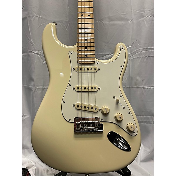 Used Fender Used Fender American Professional Stratocaster SSS Vintage White Solid Body Electric Guitar