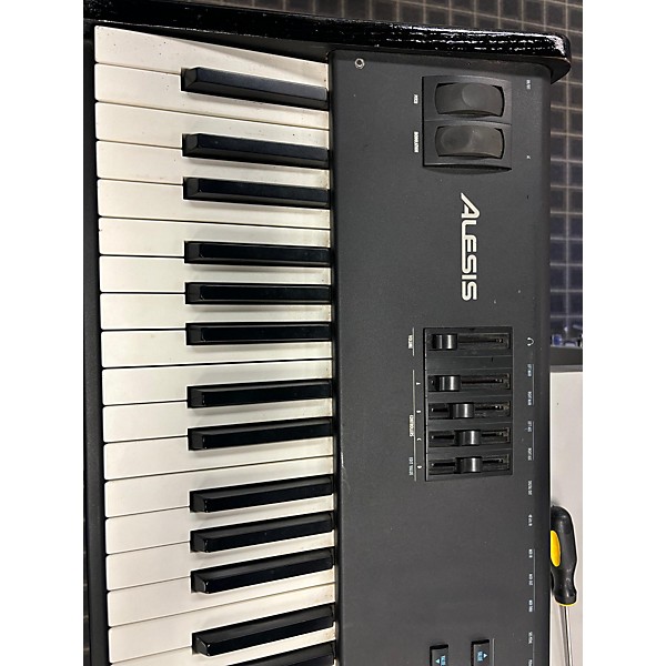 Used Alesis QS8.1 Keyboard Workstation