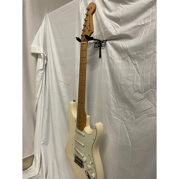 Used Fender Used Fender Player Stratocaster Alpine White Solid Body Electric Guitar