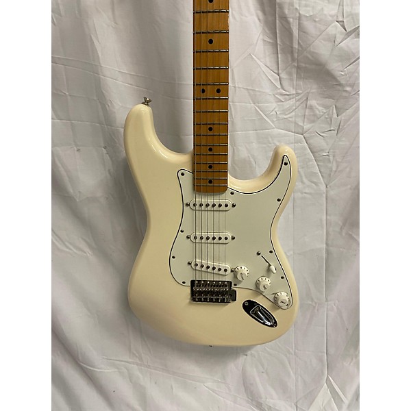 Used Fender Used Fender Player Stratocaster Alpine White Solid Body Electric Guitar