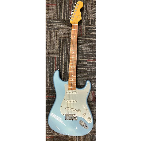 Used Fender Used Fender American Deluxe Stratocaster Ice Blue Metallic Solid Body Electric Guitar