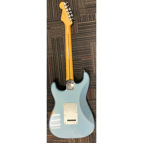 Used Fender Used Fender American Deluxe Stratocaster Ice Blue Metallic Solid Body Electric Guitar