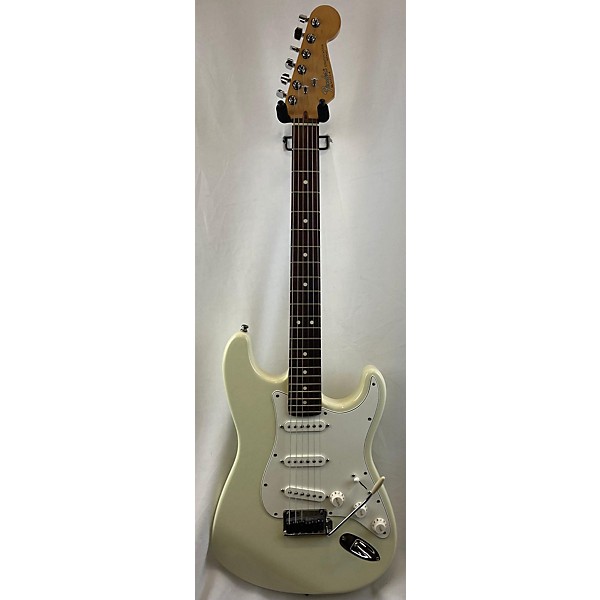 Vintage Vintage 1993 Fender American Standard Stratocaster White Solid Body Electric Guitar