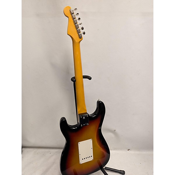 Used Fender Used Fender American Vintage 1961 Stratocaster Vintage Sunburst Solid Body Electric Guitar