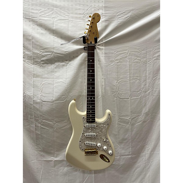 Used Fender Used Fender Stratocaster Deluxe Special Edition White Solid Body Electric Guitar