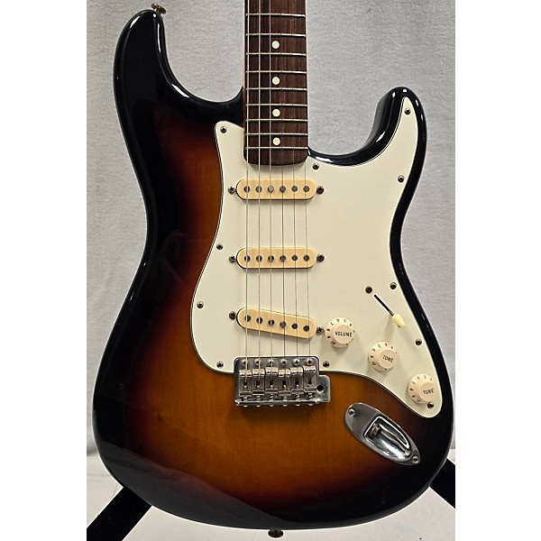 Used Fender Used Fender Classic Series 1960S Stratocaster 3 Tone Sunburst Solid Body Electric Guitar