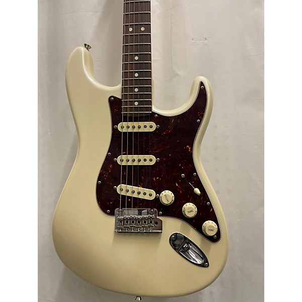 Used Fender Used Fender American Showcase Stratocaster Antique White Solid Body Electric Guitar