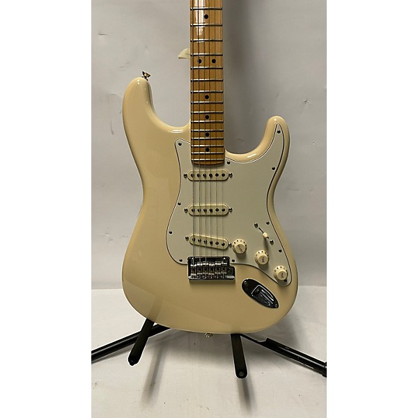 Used Fender Used Fender American Professional Stratocaster SSS Vintage White Solid Body Electric Guitar