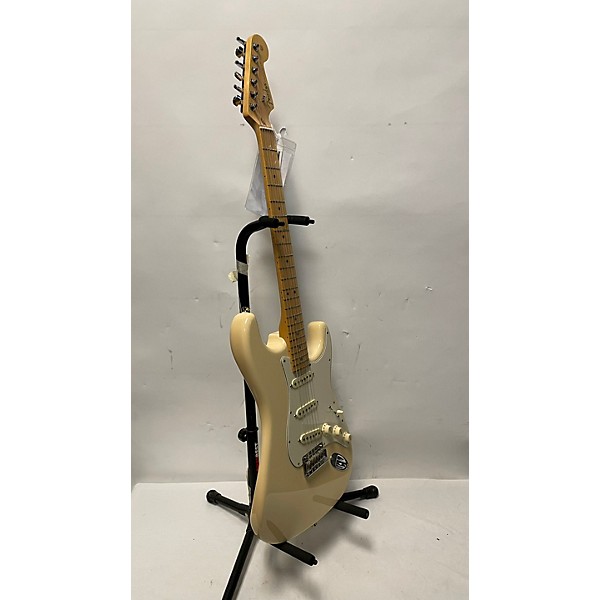 Used Fender Used Fender American Professional Stratocaster SSS Vintage White Solid Body Electric Guitar