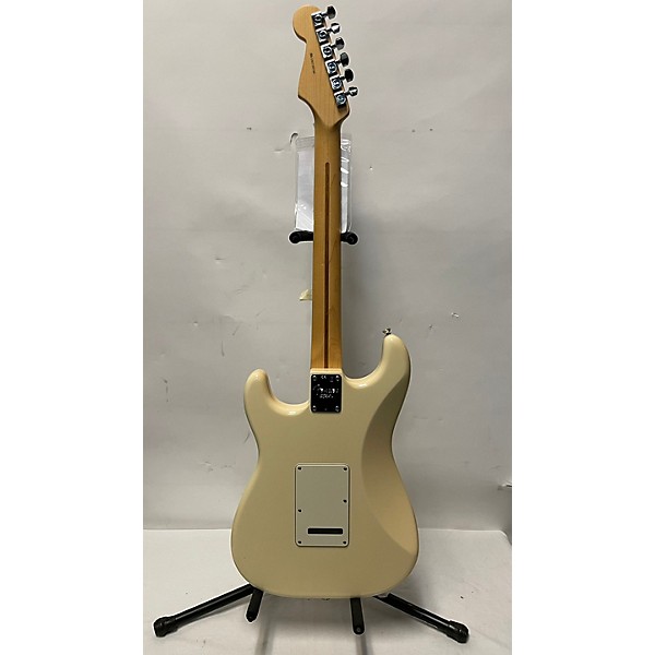 Used Fender Used Fender American Professional Stratocaster SSS Vintage White Solid Body Electric Guitar