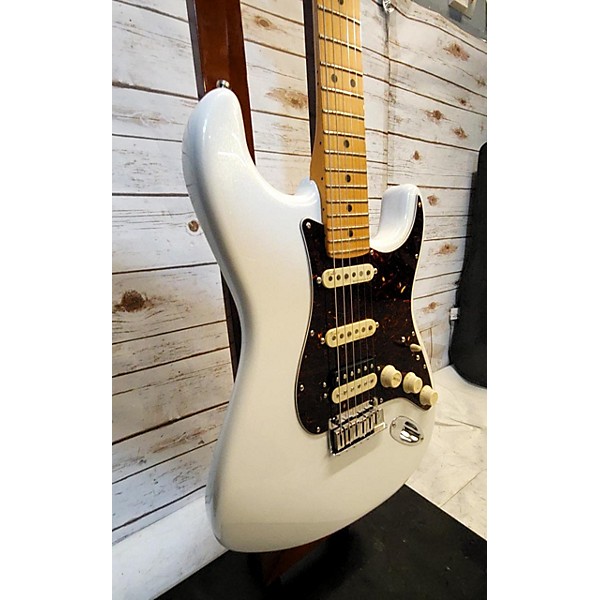 Used Fender Used Fender American Ultra Stratocaster HSS ARTIC PEARL Solid Body Electric Guitar