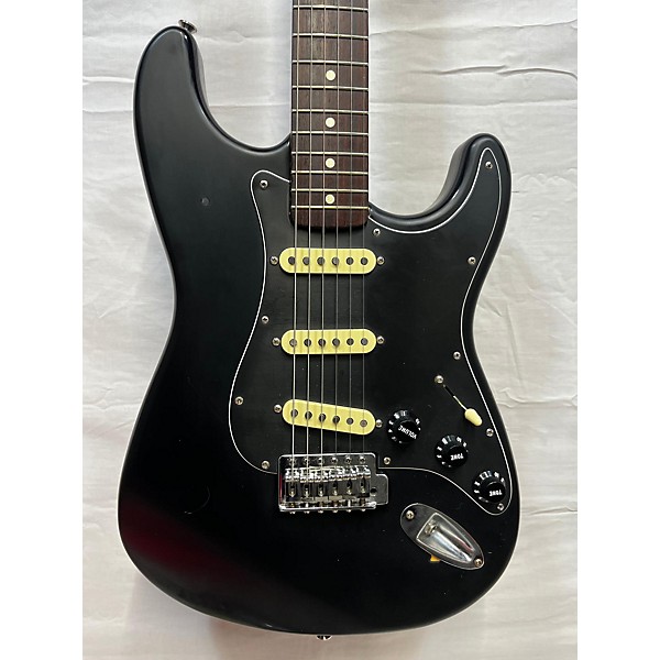 Used Fender Used Fender Standard Stratocaster Black Solid Body Electric Guitar