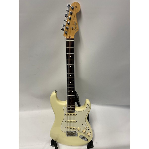 Used Fender Used Fender American Professional Stratocaster SSS Olympic White Solid Body Electric Guitar