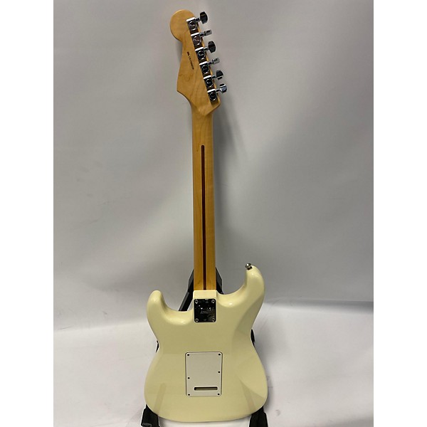 Used Fender Used Fender American Professional Stratocaster SSS Olympic White Solid Body Electric Guitar