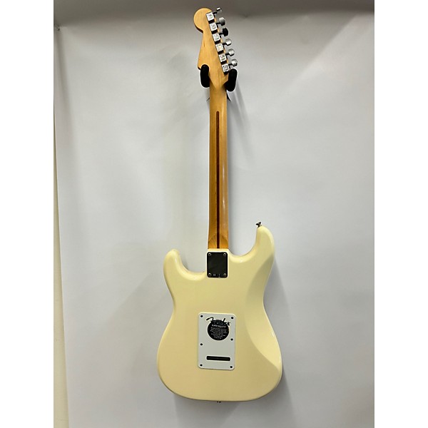 Used Fender Used 2006 Fender Standard Stratocaster White Solid Body Electric Guitar