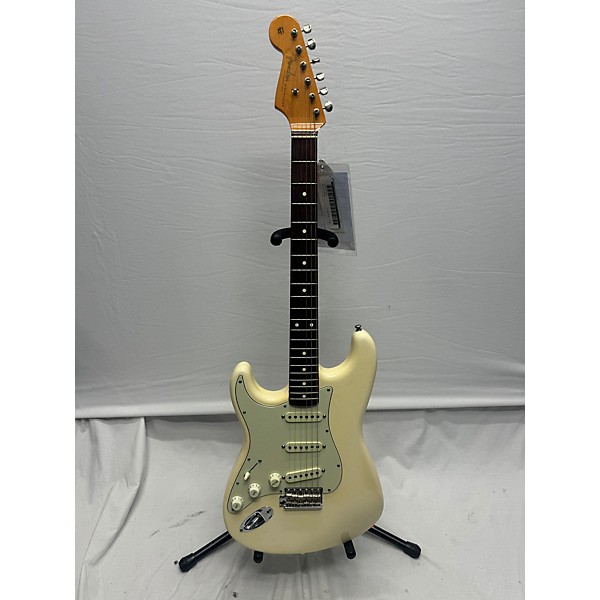 Used Fender Used 2011 Fender 1964 Reissue Stratocaster Vintage White Solid Body Electric Guitar