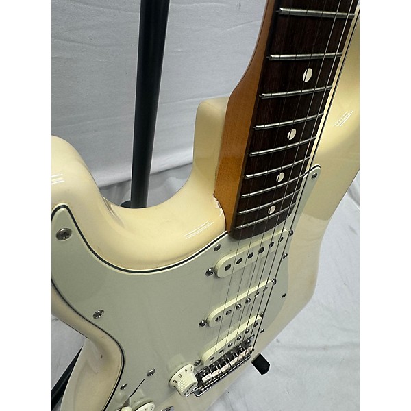 Used Fender Used 2011 Fender 1964 Reissue Stratocaster Vintage White Solid Body Electric Guitar