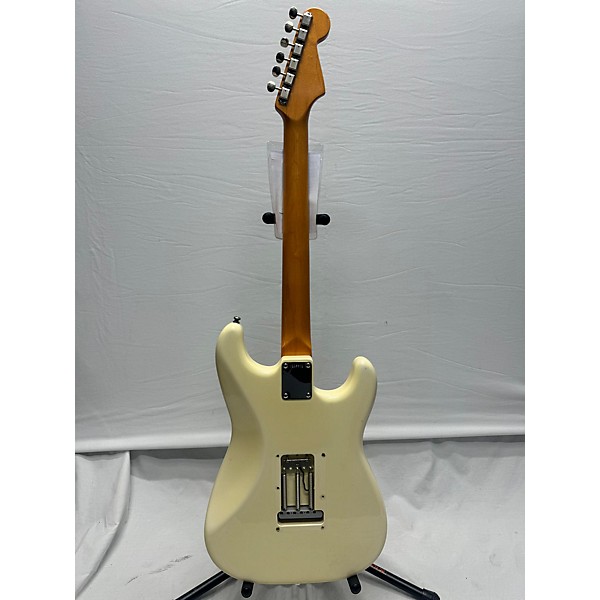 Used Fender Used 2011 Fender 1964 Reissue Stratocaster Vintage White Solid Body Electric Guitar