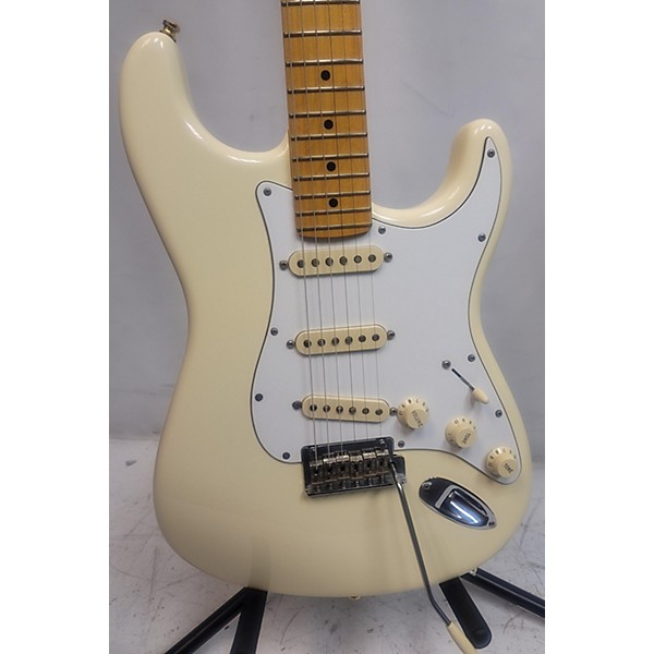 Used Fender Used Fender American Professional Stratocaster SSS Vintage White Solid Body Electric Guitar