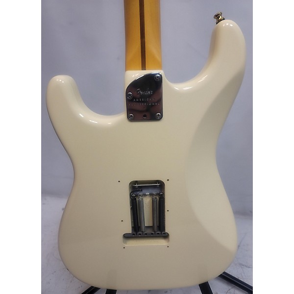 Used Fender Used Fender American Professional Stratocaster SSS Vintage White Solid Body Electric Guitar