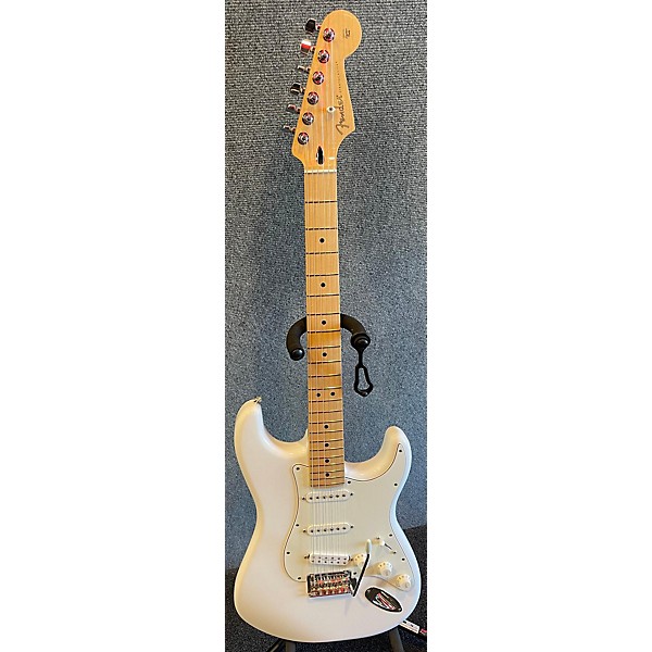 Used Fender Used Fender Player Stratocaster White Solid Body Electric Guitar