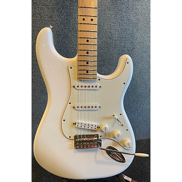 Used Fender Used Fender Player Stratocaster White Solid Body Electric Guitar