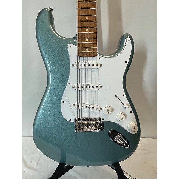 Used Fender Used 2022 Fender Vintera 60s Stratocaster Ice Blue Metallic Solid Body Electric Guitar