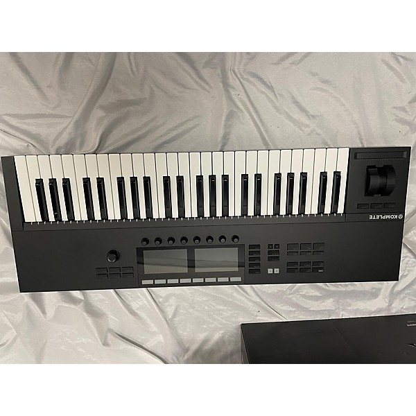 Used Native Instruments Used Native Instruments Komplete Kontrol S49 MK2 MIDI Controller