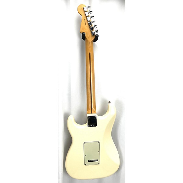 Used Fender Used Fender American Professional Standard Stratocaster HSS Alpine White Solid Body Electric Guitar