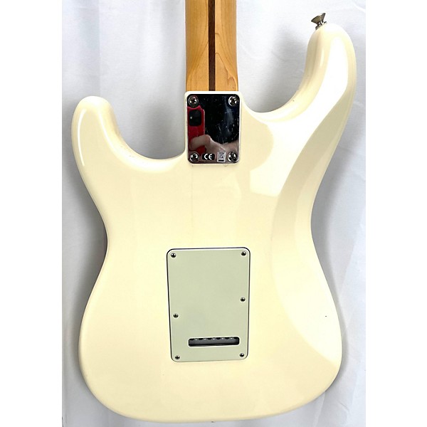 Used Fender Used Fender American Professional Standard Stratocaster HSS Alpine White Solid Body Electric Guitar