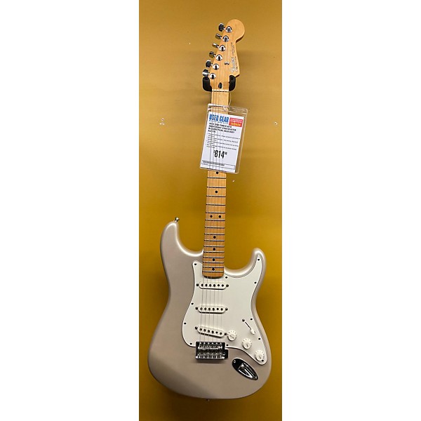 Used Fender Used 2006 Fender 60th Anniversary Stratocaster Blizzard Pearl Solid Body Electric Guitar