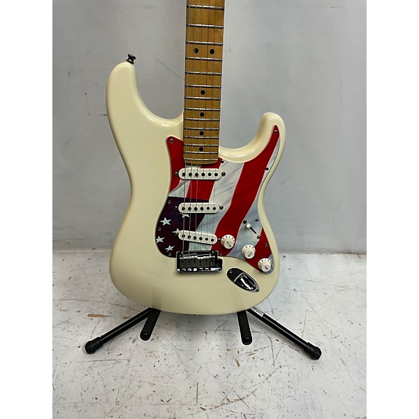 Used Fender Used Fender American Standard Stratocaster Alpine White Solid Body Electric Guitar