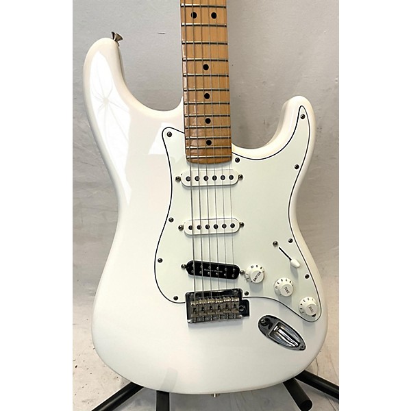 Used Fender Used Fender Player Stratocaster Polar White Solid Body Electric Guitar