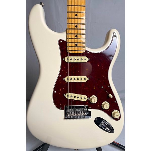 Used Fender Used 2023 Fender American Professional II Stratocaster White Solid Body Electric Guitar