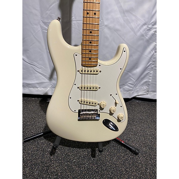 Used Fender Used Fender American Professional Stratocaster SSS Olympic White Solid Body Electric Guitar