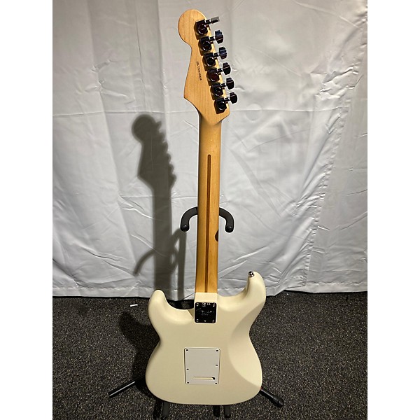 Used Fender Used Fender American Professional Stratocaster SSS Olympic White Solid Body Electric Guitar